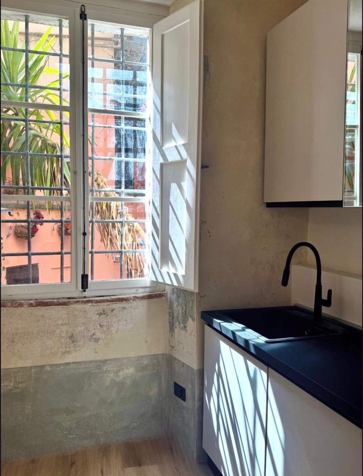 Dettaglio cucina con luce naturale
