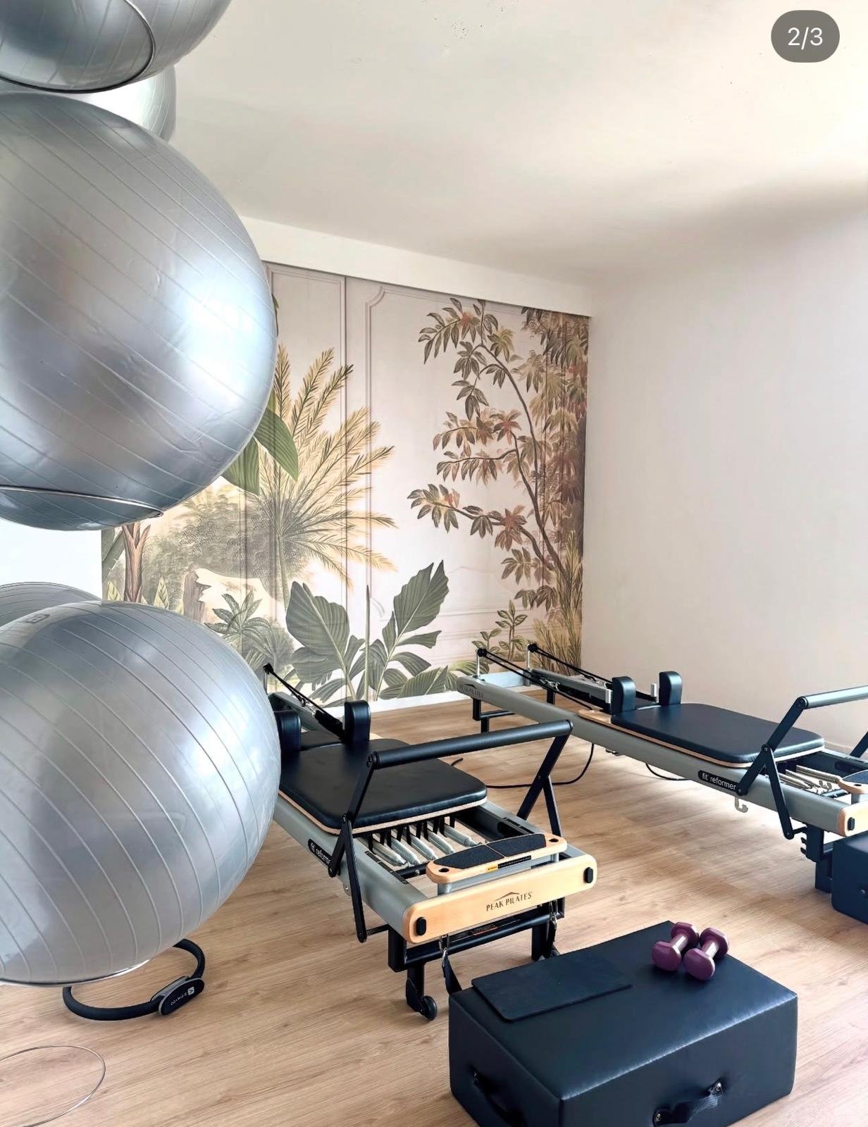 Studio pilates con carta botanica