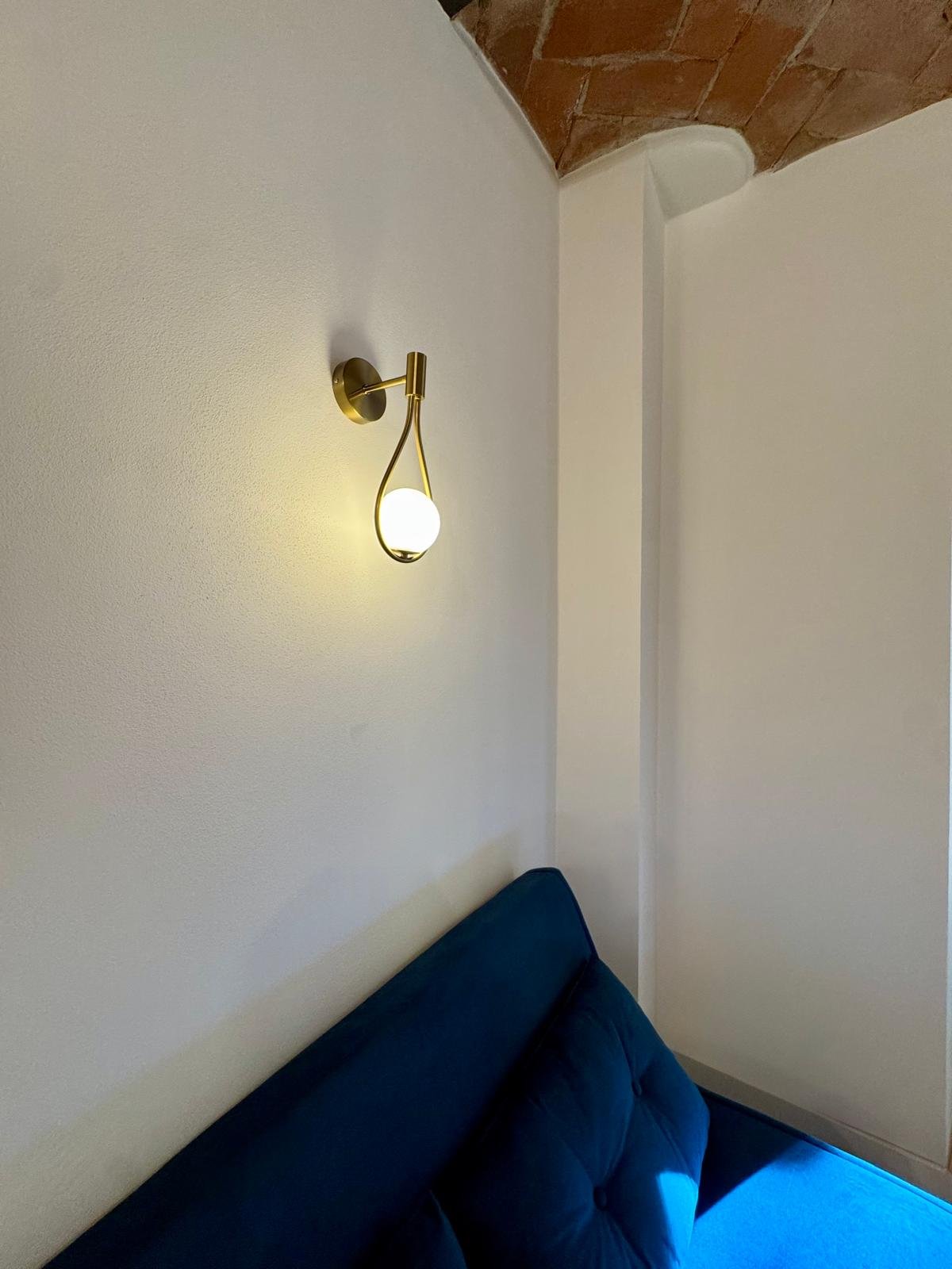 Dettaglio luce e divano blu