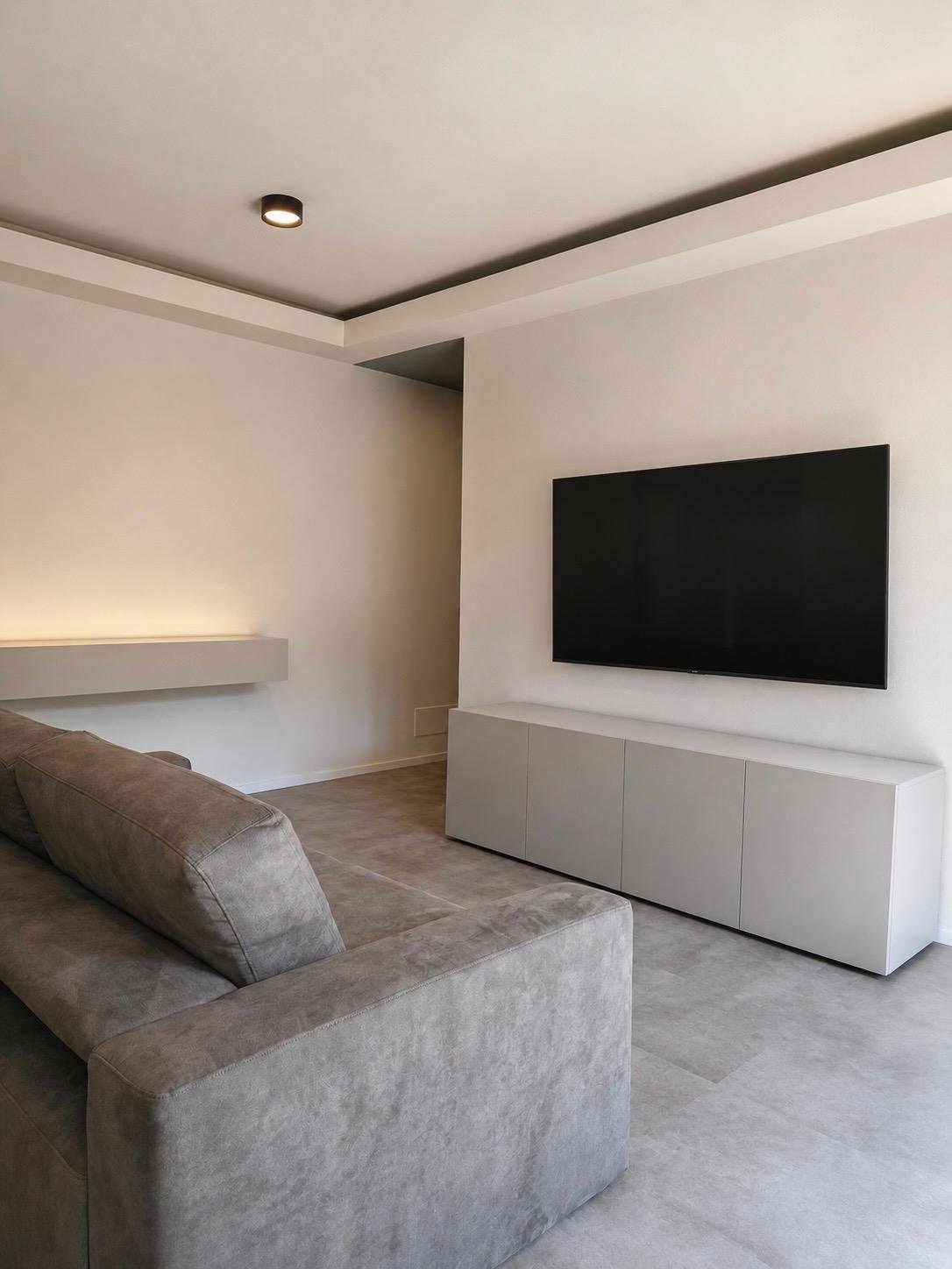 Soggiorno contemporaneo con parete TV e illuminazione integrata